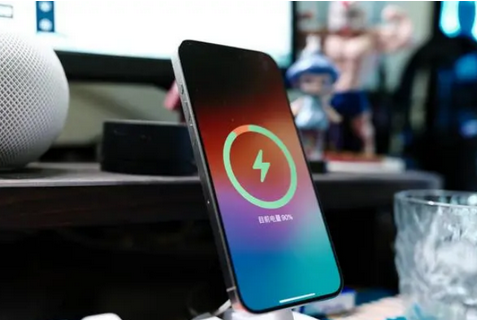 老河口苹果15换屏服务分享用什么充电器给iPhone15充电更好 